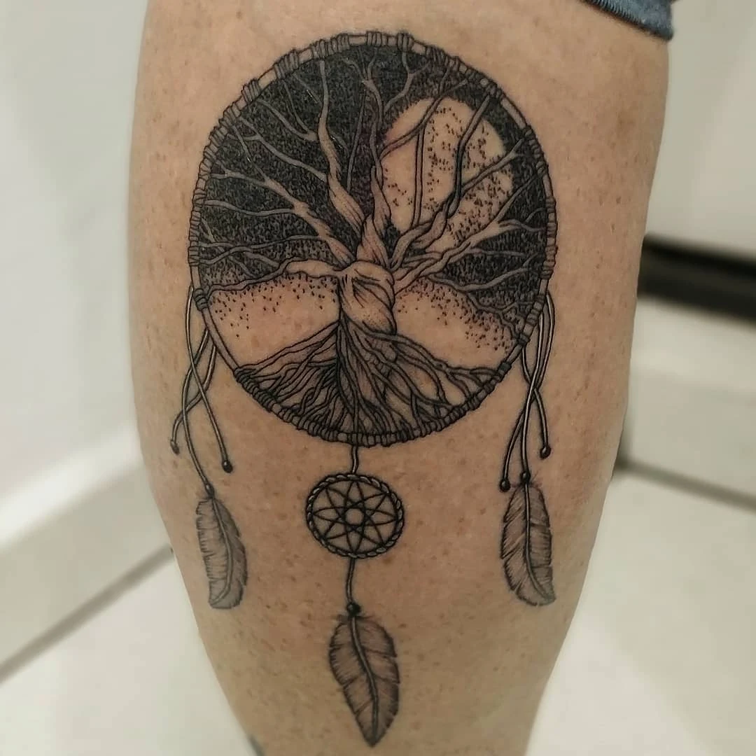 tatuaje de Yggdrasil vikingo, el arbol del mundo