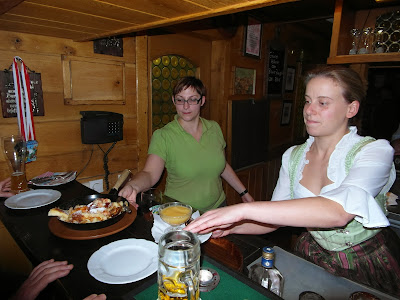 Anja en Yvonne presenteren de Kaiserschmarrn