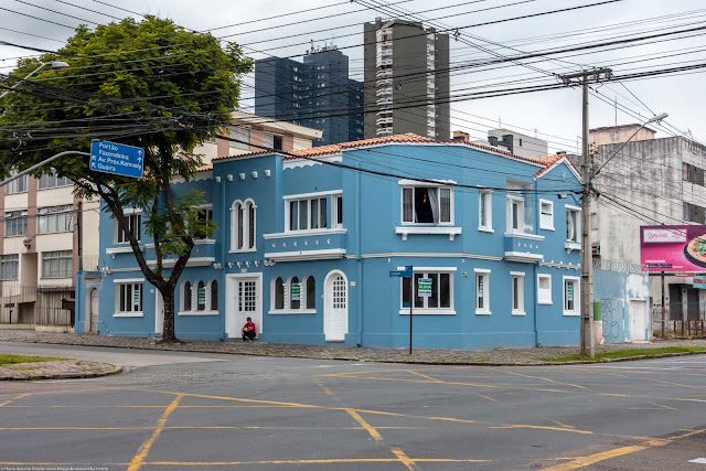 Simpático predinho na Avenida Iguaçu, esquina com a Rua Alferes Poli.