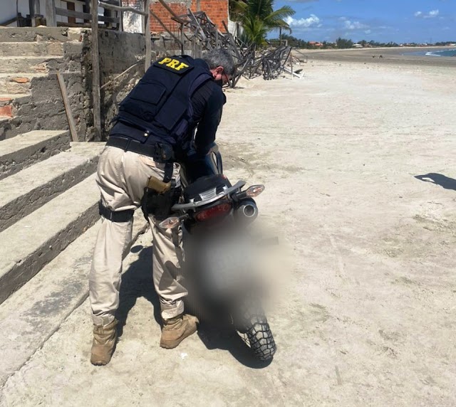 PRF recupera motocicleta roubada e prende jovens em praia do Piauí