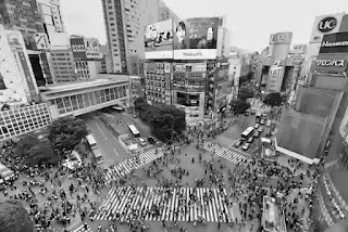 渋谷スクランブル交差点のモノクロ俯瞰写真