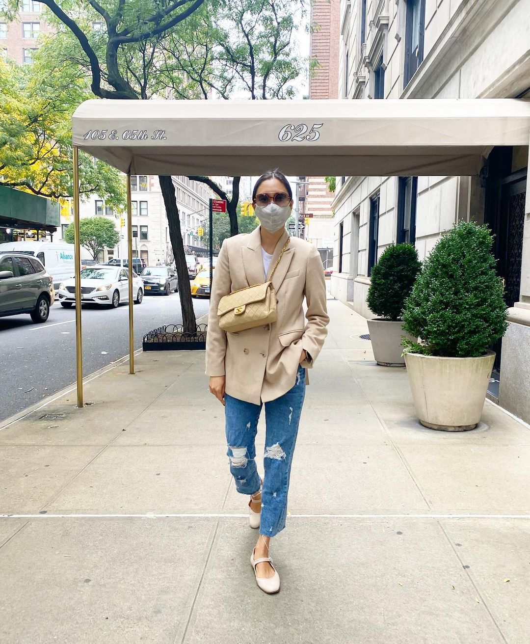 This Fashion Editor’s Outfit Proves that Distressed Denim is Still Trending