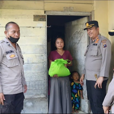 Kapolres Pelabuhan Belawan Bagikan Sembako Kepada Warga Korban Banjir