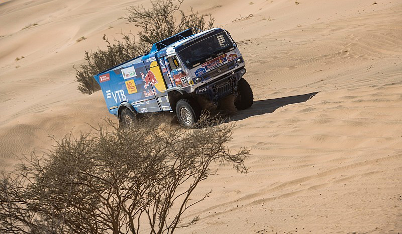 Anton Shibalov, con un Kamaz, venció en la primera etapa