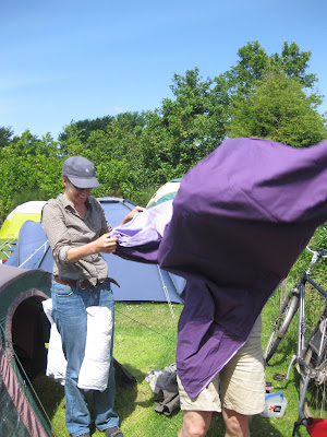 Annemarieke en Oscar zetten een tent op