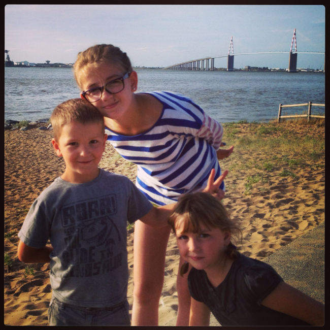 Les zozos devant le pont de St Nazaire