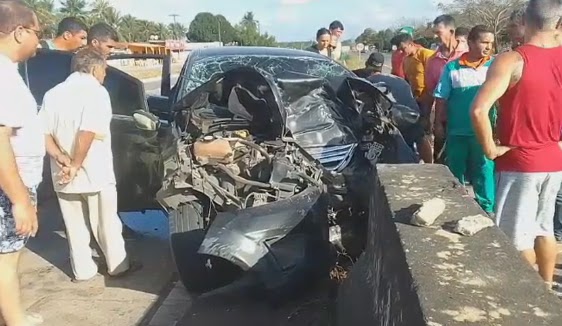 CANGUARETAMA: Motorista e passageira morrem após carro bater em mureta central na BR-101 no RN