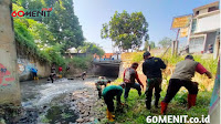 Rumput Liar dan Sampah Domestik di Sungai Cibeureum Dibersihkan Satgas Sektor 22 Sub 07