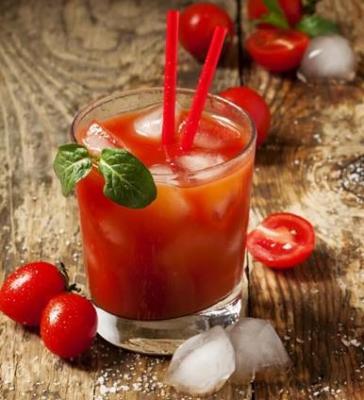Receita: caipirinha com tomate, um drink criativo e saboroso