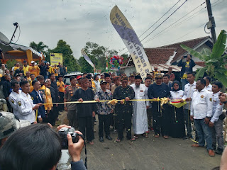 Ditengah tengah Peresmian Jalan Ciputat Desa Sukamaju ,Begini lah tanggapan Kadis PU Asep japar terkait pembangunan jalan2 Kabupaten Sukabumi