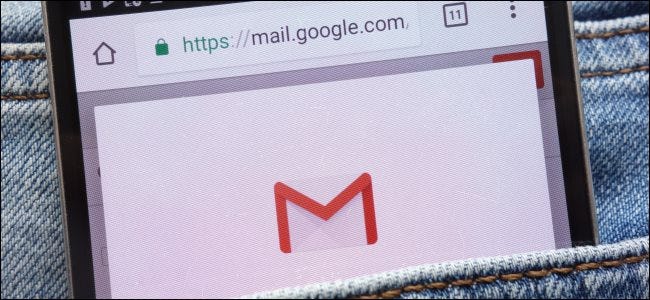 موقع Gmail على الهاتف الذكي في جيب شخص ما.