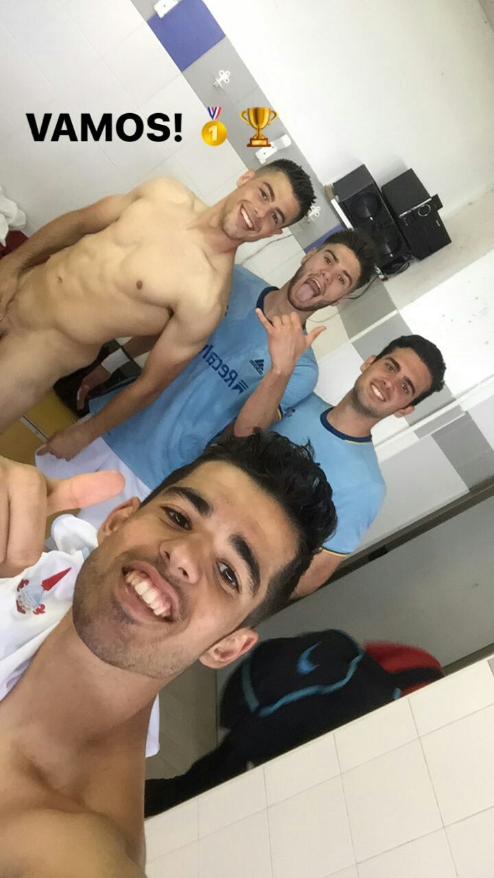 futbolista desnudo en camerino