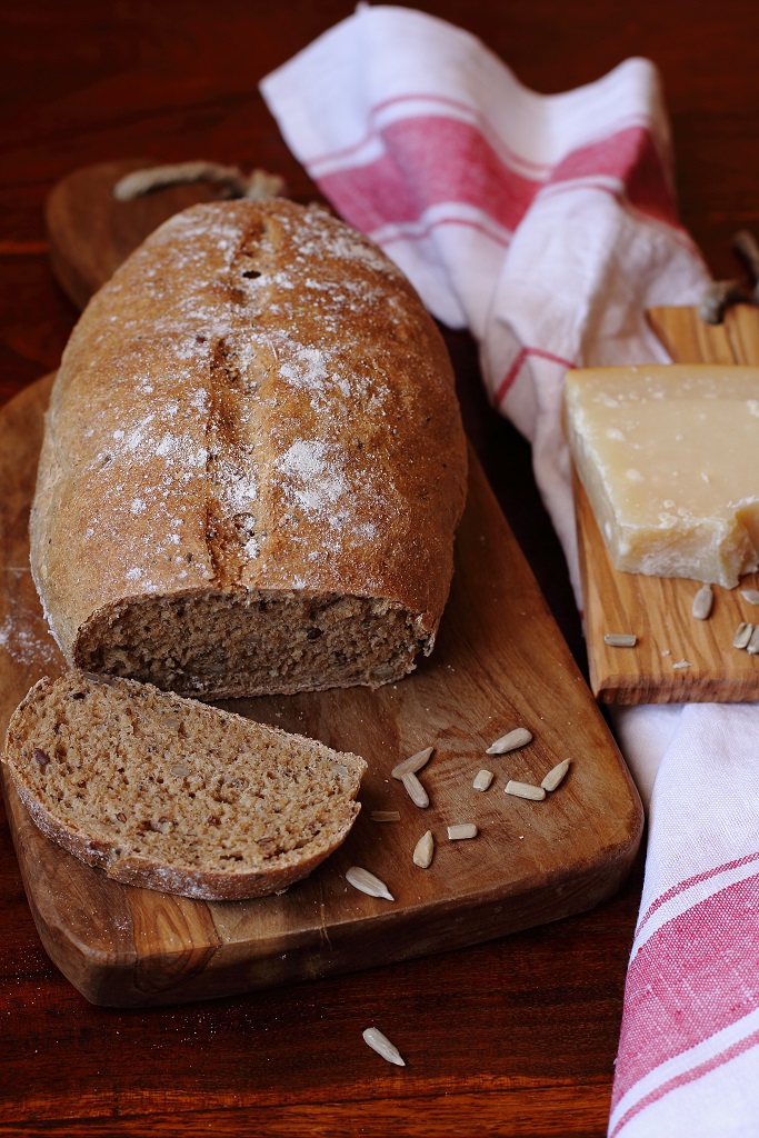 Pane di farina semi integrale 2 di grano tenero, farina di farro integrale e semi di sesamo, papavero, girasole e lino