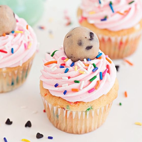 COOKIE DOUGH CUPCAKES #dessert #partydessert