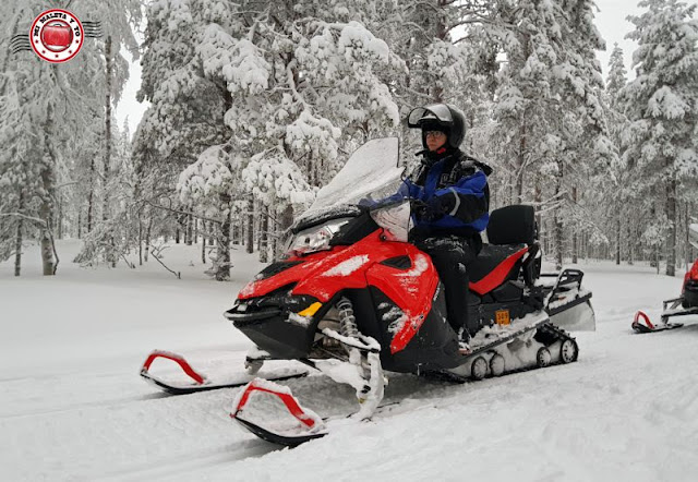 Montando en moto de nieve - Laponia Finlandesa