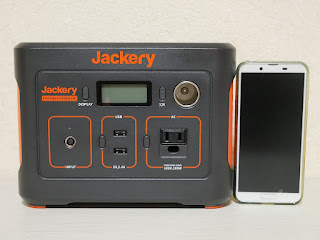 jackery「ポータブル電源 240」スマホと並べて