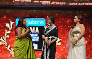 Keerthy Suresh Receiving Best Actress Award for Mahanati at SIIMA Awards 2019 4