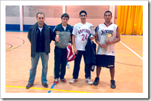 El concejal Alberto López (i.) junto a tres de los ganadores.