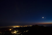 Panoramica nocturna con la luna creciente, venus, las constelaciones de .