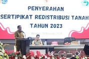 Wali Kota Maurits  Serahkan 1200 Sertipikat Redistribusi Tanah Tahun 2023