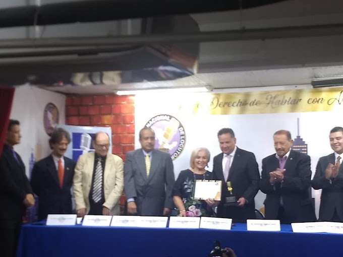 Entrega del Micrófono de Oro a Santiago Nieto Castillo