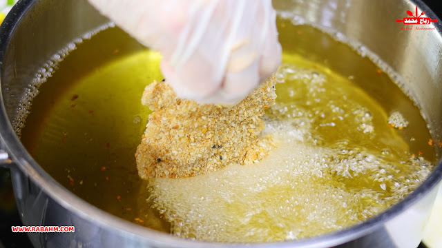 يعتبر الدجاج المقرمش والأرز من أفضل وجبات المطاعم التي يمكنك تحضيرها بسهولة في المنزل -  صدور الدجاج المقرمشة مع رباح محمد ( الحلقة 1381 )