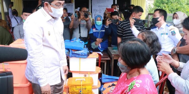 Bupati Serahkan Bantuan Secara Langsung Saat Tinjau Lokasi Kebakaran 