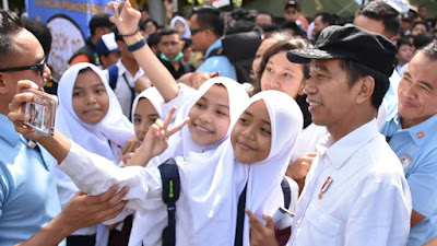 Pastikan Proses Belajar berjalan Lancar, Presiden Jokowi Temui Para Siswa 