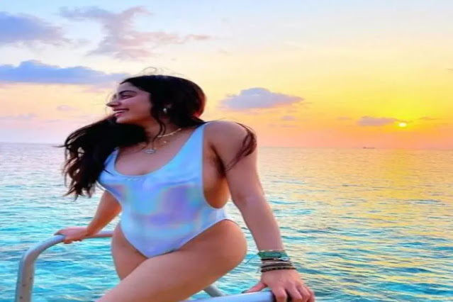 janhvi kapoor showing her hot body in sexy swimming dress