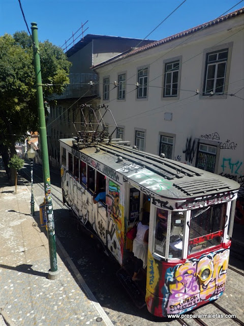 funiculares de Lisboa con grafitis