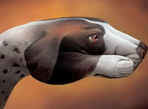 Keren, Seni Lukis Pada Tangan Karya Guido Daniele