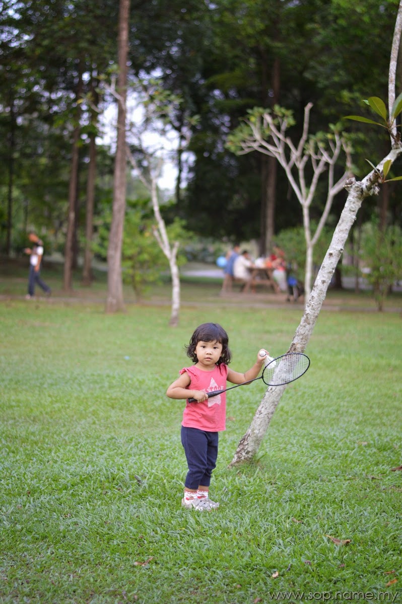 Cerita Bergambar - Auni bermain badminton