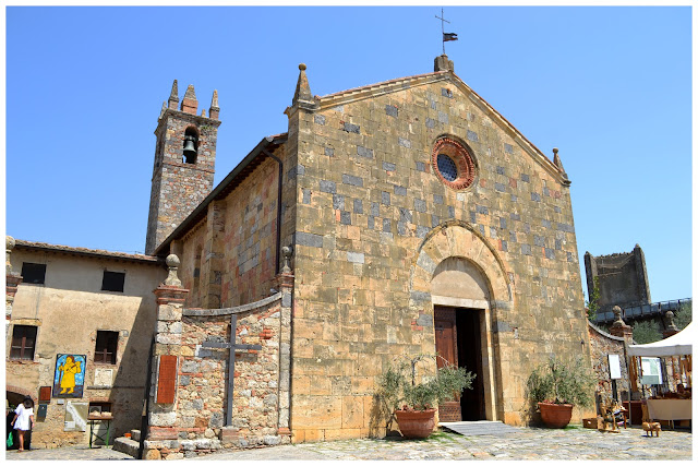 Średniowieczny zamek MONTERIGGIONI - kościół Santa Maria Assunta - Toskania - Włochy