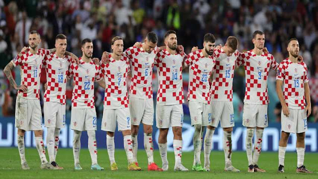 Croacia avanzó este lunes a cuartos de final del Mundial de Qatar tras derrotar a Japón en la tanda de penaltis (1-3), después de que los dos equipos empataran a uno con goles del nipón Daizen Maeda en el minuto 44 e Ivan Perisic en el 55.  Croacia, subcampeona del mundo, ya superó el tiempo reglamentario en los tres partidos a eliminación directa del pasado Mundial, antes de caer en la final contra Francia, y se medirá por un puesto en las semifinales con el ganador del duelo entre Brasil y Corea del Sur.    EFE