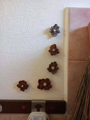Decorazione fiori fatti con riciclo pigne