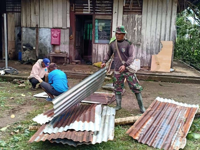 Angin Puting Beliung Landa Mimsoaro, Babinsa Bantu Perbaiki Rumah Warga