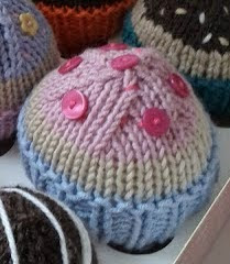 http://translate.google.es/translate?hl=es&sl=en&u=http://patchworkchickens.blogspot.nl/2012/07/pattern-for-knitted-cup-cakes-or-buns.html&prev=search