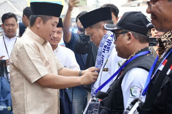 Bupati Aep Lepas Keberangkatan Jemaah Haji Kloter 18 Karawang