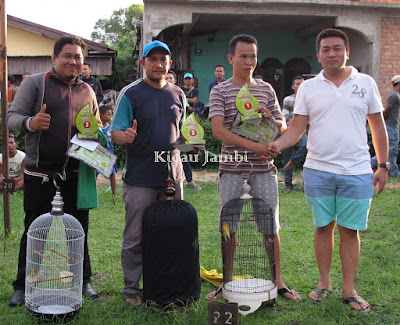 Om Hendi (kanan) memberikan Trophy kepada juara 1, 2 dan 3 kelas Lovebird mega bintang