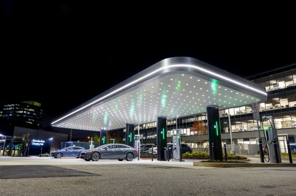 Mercedes-Benz lanza el primer centro de carga de vehículos eléctricos en Norteamérica, el Mercedes-Benz Charging hub