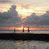 Serunya Berburu Senja di Pantai Maron