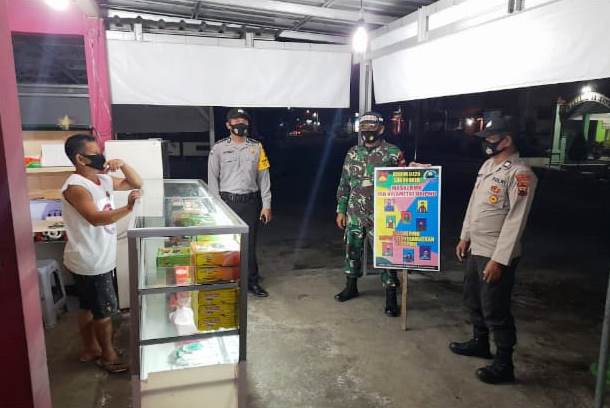 Patroli Malam Koramil Weru Himbau Warga Terapkan Prokes 5M