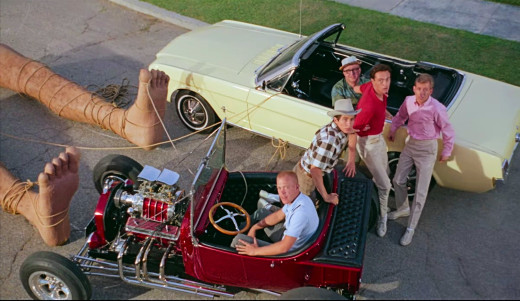 Still - The teens lasso Fred from their hot rods in Village of the Giants (1965)