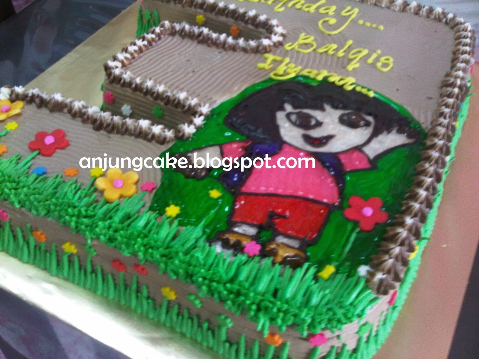 D ANJUNG CAKE HOUSE: KEK BENTUK 3 & CORAK DORA BUAT BALQIS 