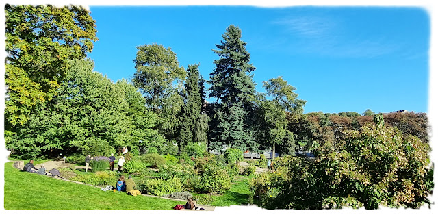 Ved øvre inngang i Monrads gate inn til Botanisk hage.