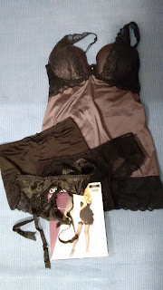 Sottoveste e culotte in raso antracite e pizzo, Yamay collezione inverno 2014-15; Reggicalze in raso nero; slip modellante a vita alta H&M; calze da reggicalze Colette Berlin point heel seamed stockings , suspanders, lace, shaping