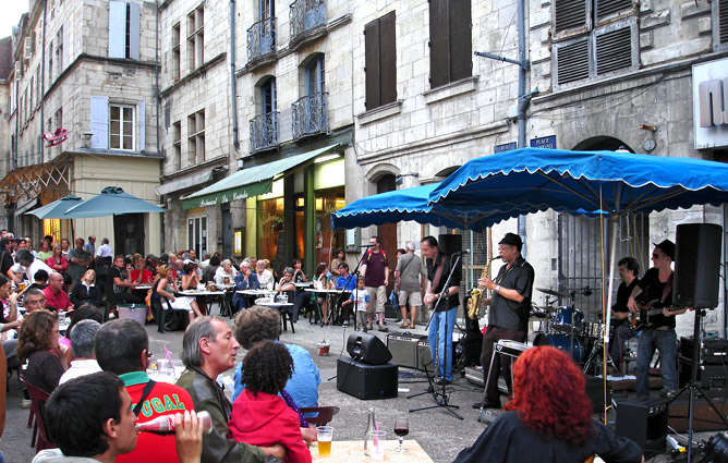 Talk That Talk et Red Morgan sur la place Daumesnil