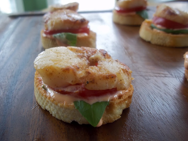 Tomato Basil Sea Scallop Croustini with Sriracha Chili Sauce