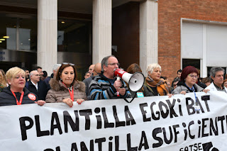 Protesta de trabajadores ante el hospital de Cruces