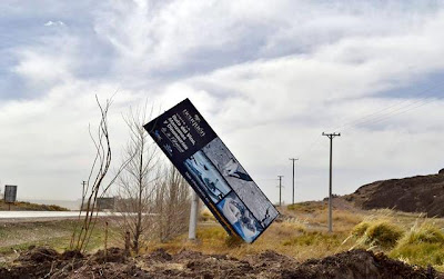 El viento volteo un cartel turístico al ingreso de Piedra del Aguila.-